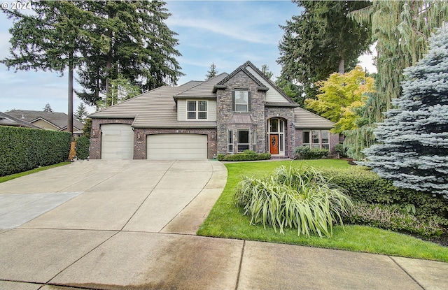 view of front facade featuring a front yard