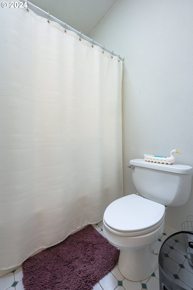 full bathroom featuring toilet