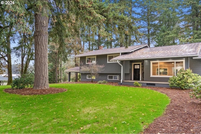 view of front of house with a front lawn