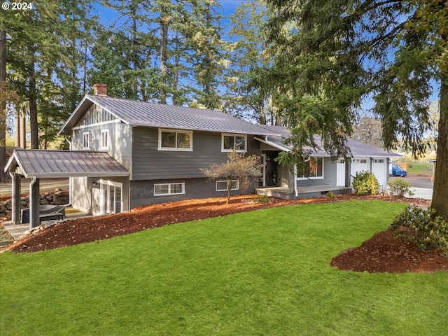 view of front facade featuring a front lawn and a garage