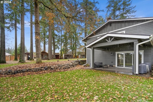 view of yard featuring a patio area