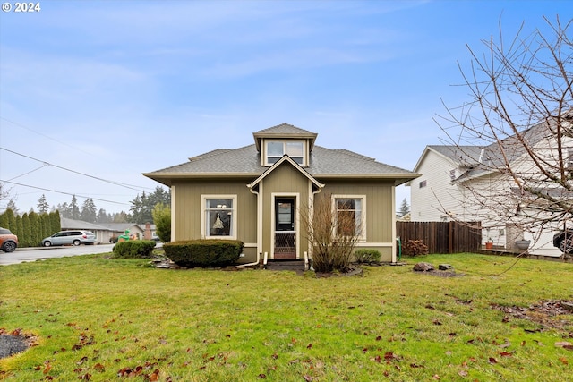 view of front of house featuring a front lawn