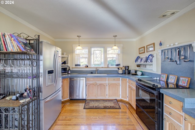 14115 N Bank Rd, Roseburg, OR 97470 - kitchen featuring appliances with stainless steel finishes, light wood-type flooring, a sink, crown molding, and dark countertops