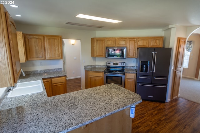 kitchen featuring sink, stainless steel range with electric stovetop, dark hardwood / wood-style flooring, kitchen peninsula, and fridge with ice dispenser