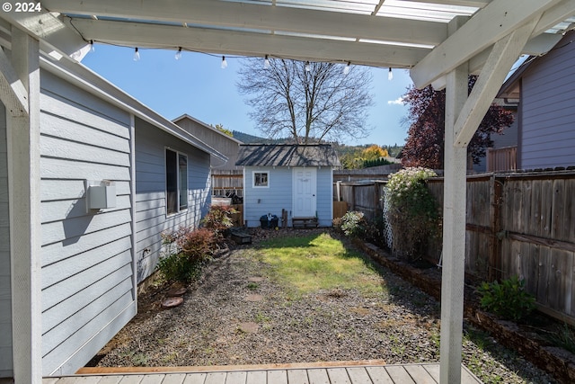 view of yard with a shed