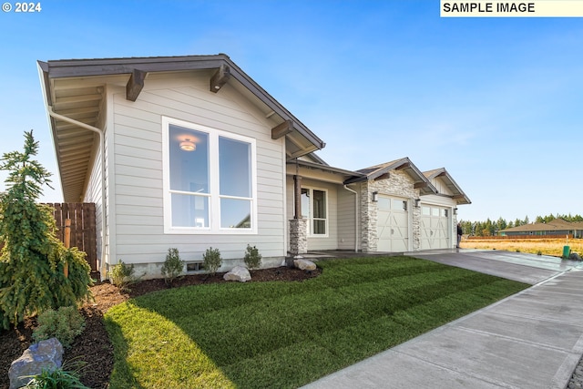 view of front facade featuring a front lawn