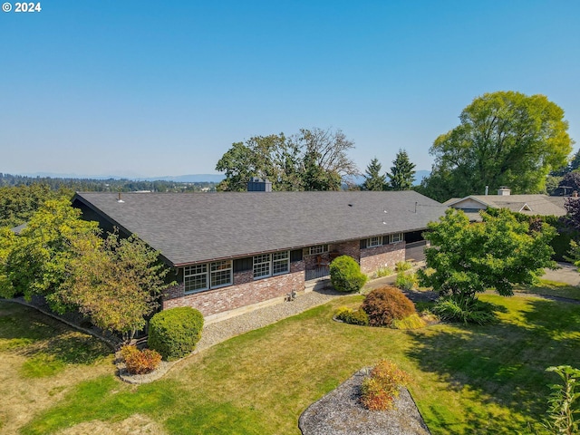 single story home featuring a front yard