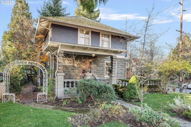 view of front of home featuring a front yard