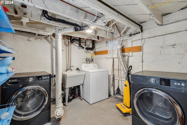 laundry room with sink and independent washer and dryer