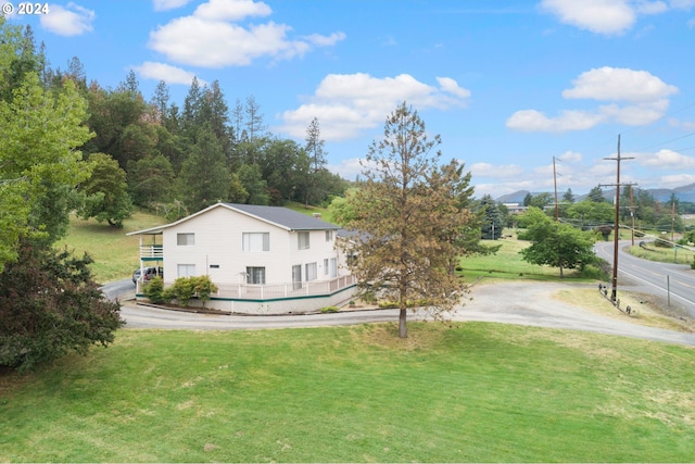 view of yard featuring dirt driveway