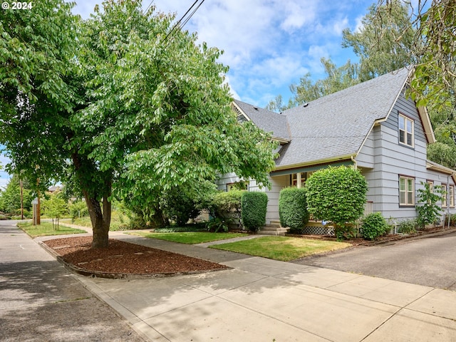 view of front of home featuring a front lawn