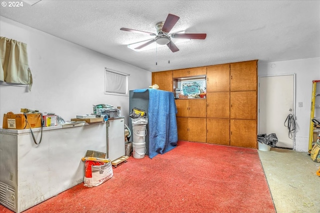 misc room featuring ceiling fan and a textured ceiling