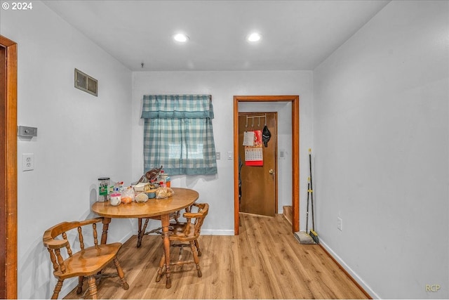 dining area featuring recessed lighting, baseboards, visible vents, and light wood finished floors