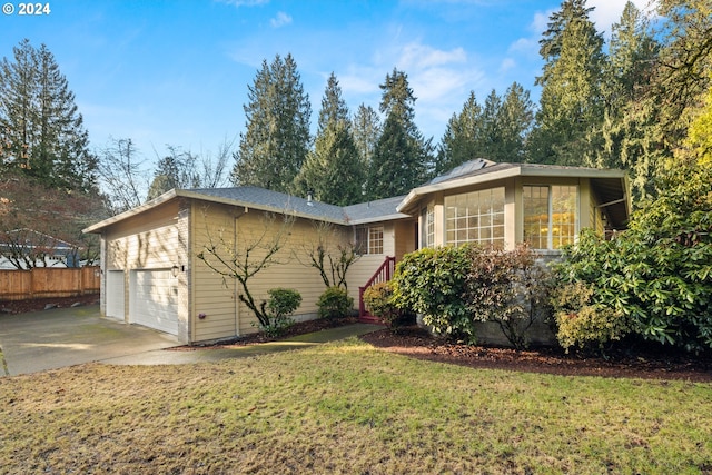 single story home with a front lawn