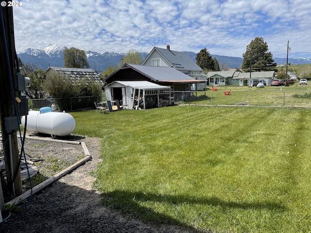 view of yard featuring a mountain view