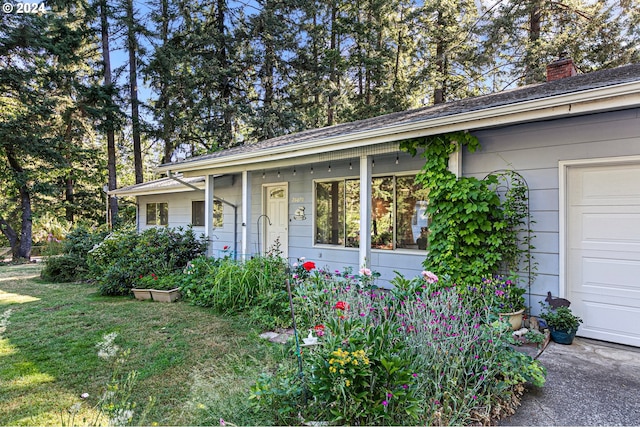 ranch-style home with a front yard