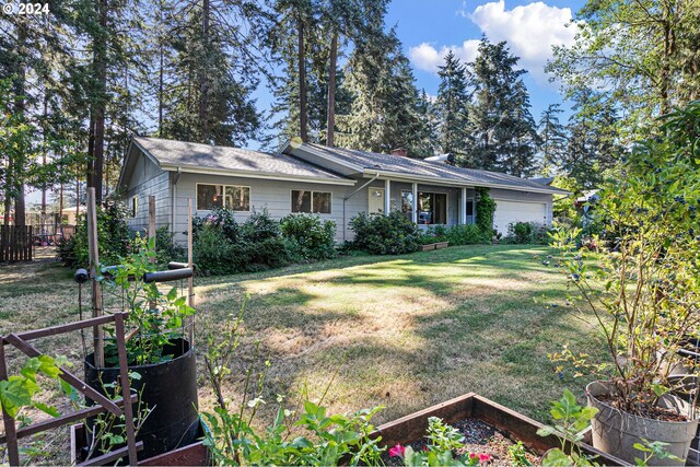 single story home with a front lawn