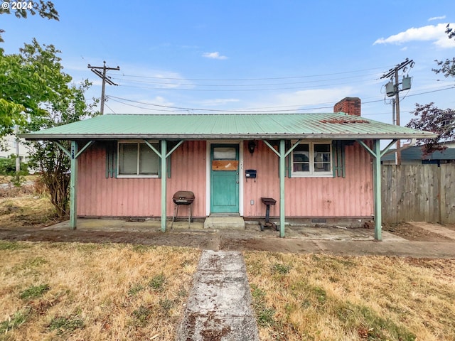 view of front of property featuring a front yard