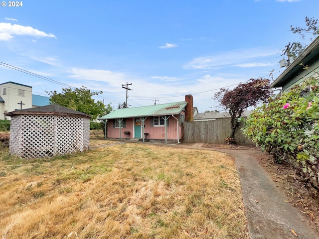 view of yard with an outbuilding