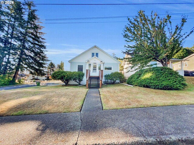 view of front of property with a front yard