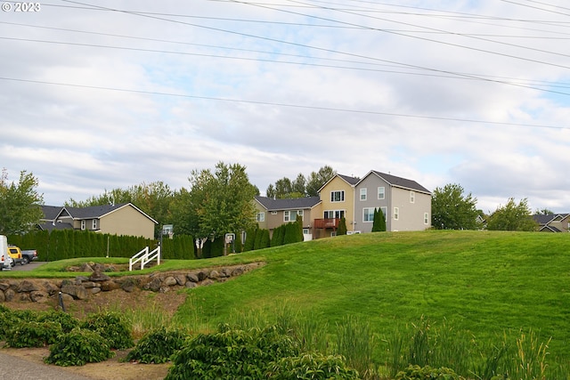 view of front facade with a front yard