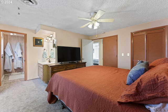 bedroom with visible vents, light carpet, a textured ceiling, and a ceiling fan