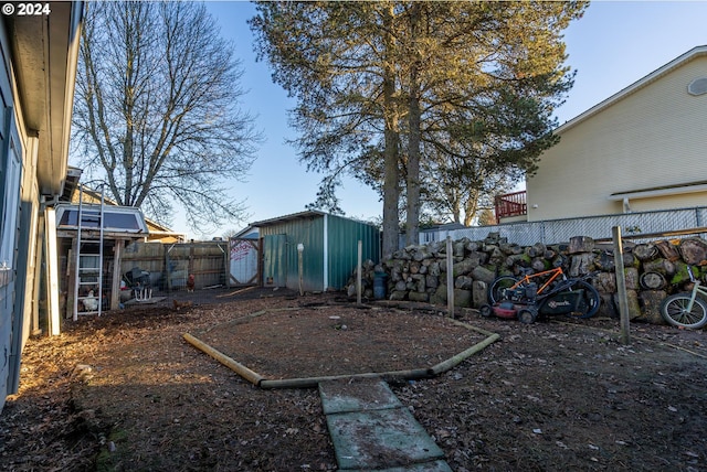 view of yard featuring a storage unit