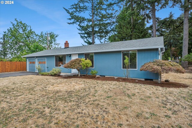 ranch-style home featuring a front lawn