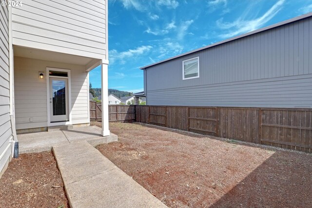 view of yard featuring a patio area