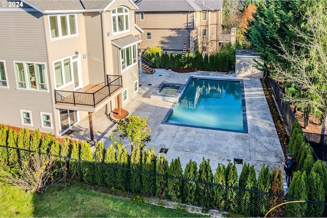 view of pool featuring an in ground hot tub