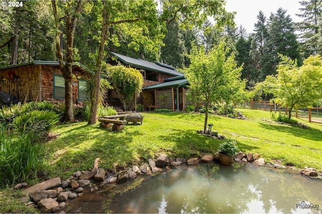 view of yard featuring a fire pit