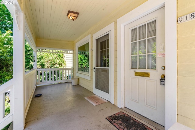 entrance to property featuring a porch