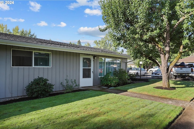 view of front of property with a front lawn