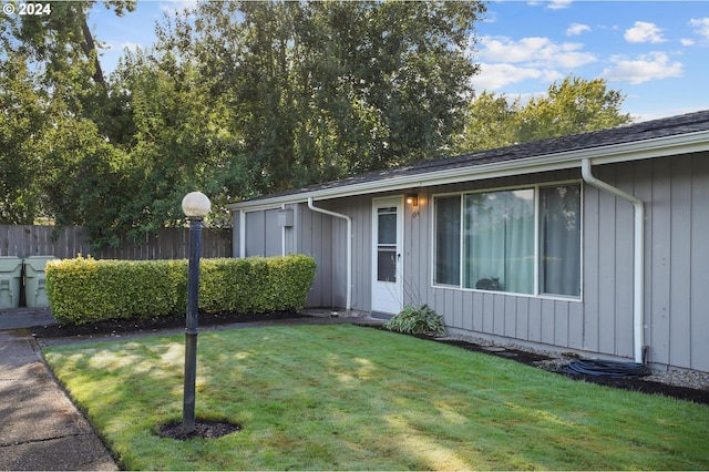 view of front of home featuring a front yard