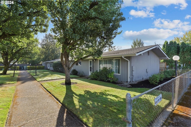 ranch-style house featuring a front lawn