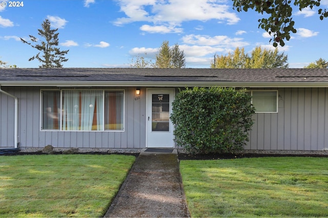 exterior space featuring a front yard