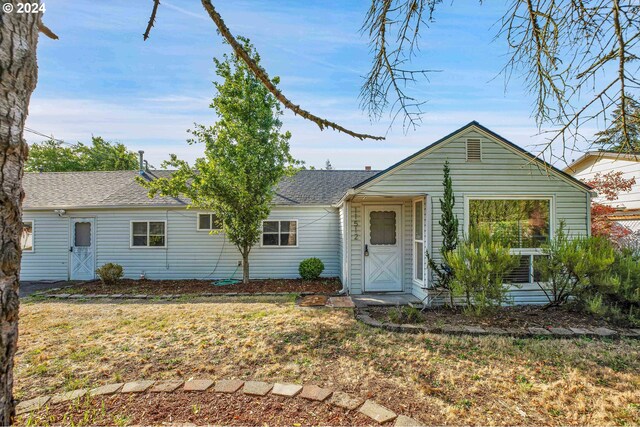 single story home with a front lawn