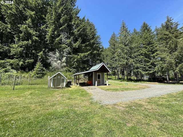 view of yard with a storage unit