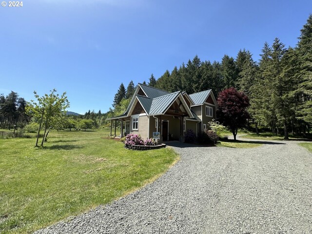 view of front of property featuring a front lawn