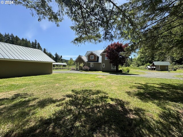 view of yard with an outdoor structure