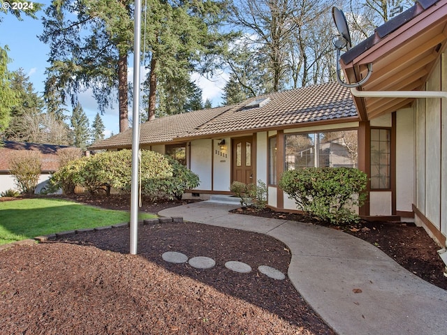 view of front of house with a front yard