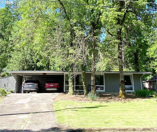 view of front of house featuring a front yard and a carport