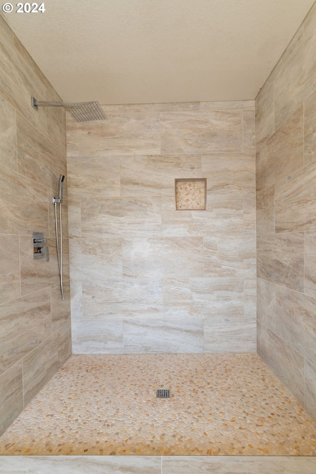 full bath with tiled shower