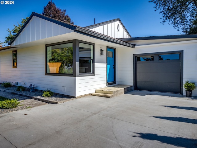 view of front facade with a garage