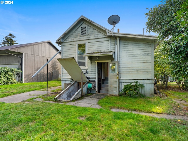 back of house featuring a lawn