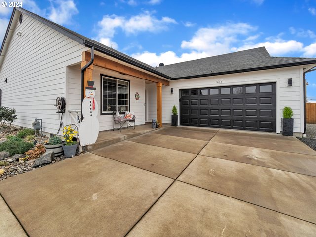 single story home featuring a garage