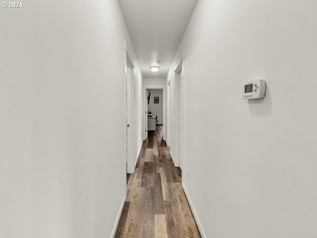 566 N 11th St, Aumsville, OR 97325 - hallway with dark wood-style floors and baseboards