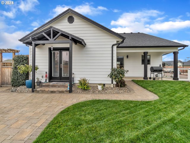 566 N 11th St, Aumsville, OR 97325 - back of property featuring french doors