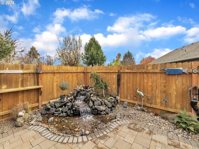 566 N 11th St, Aumsville, OR 97325 - fenced backyard featuring a patio area