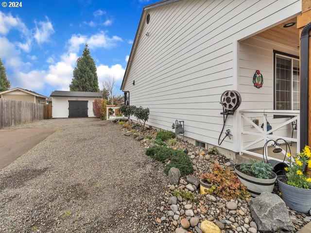 566 N 11th St, Aumsville, OR 97325 - view of side of home